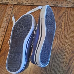 JOE BOXER size 4 blue gym shoes